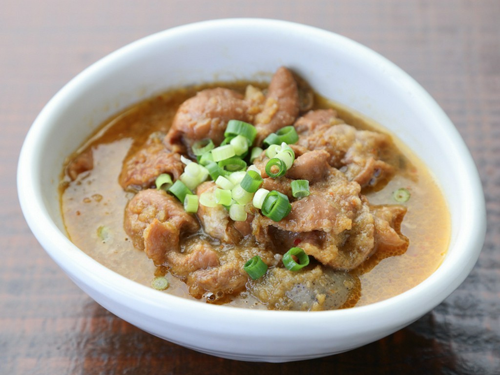 野毛時代から愛された看板メニュー『豚もつ煮込み』