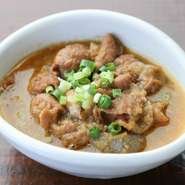 じっくり6時間煮込んだ醤油ベースの『豚もつ煮込み』。長時間煮込むことで「もつ」がほろほろでとっても柔らかに。野菜の旨みが、コクのある奥深い味わいを出しています。野毛時代からの自慢の看板メニュー。
