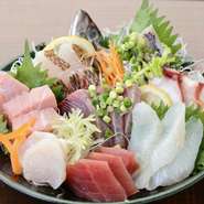 新鮮な魚介類をお好みで注文が可能です。単品でも盛り合わせでもOK！（一人前より）「この魚を入れて欲しい！」「値段はこのくらいがいい…」などの希望にも対応してくれるので、気軽にご相談を。
