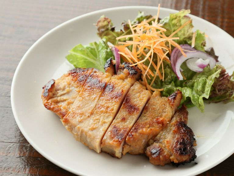 自家製味噌にたっぷり漬け、ジューシーに焼き上げた『豚ロース味噌漬け焼き』