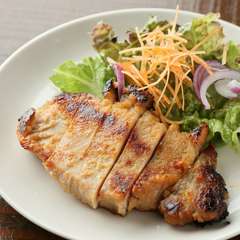 自家製味噌にたっぷり漬け、ジューシーに焼き上げた『豚ロース味噌漬け焼き』　