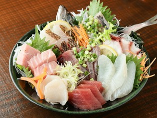 横浜中央市場から、産地直送の新鮮な魚を使用した『魚料理』