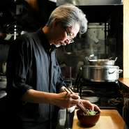 「もともと口数が少ないのでお客様と密にコミュニケーションを取ることは苦手ですが、今までの経験などを活かした料理を“丁寧に見た目を美しく仕上げる”よう意識しております」と田村氏。
