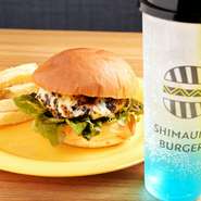 淡路島バーガー専門店【SHIMAUMA　BURGER】と「金シャチ横丁」がコラボレーションして生まれたカフェ。淡路島産玉ねぎと赤味噌がよく合う『名古屋デラウマ赤味噌バーガー』は、金シャチ横丁店限定メニューです。
