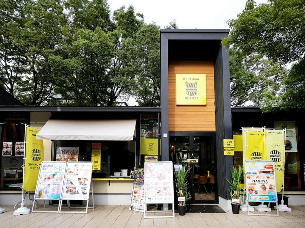 自由な時間と新しい体験を楽しむ、くつろぎのカフェタイムを