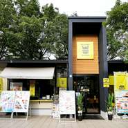 名城公園でリフレッシュしたい時に、一人でふらりと立ち寄り、コーヒーを飲んでリラックス。そんな使い方ができるのも魅力の一つです。コンセントやWi-Fiが利用できるので、一人で過ごすのにもオススメ。
