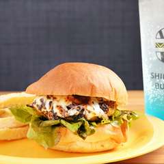 金シャチ横丁店限定メニュー『デラウマ名古屋赤味噌バーガー』