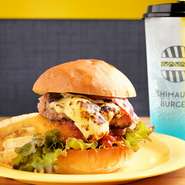 淡路島バーガー専門店【SHIMAUMA　BURGER】の看板メニューをそのままに再現。淡路牛100％のパティと糖度の高い淡路島産玉ねぎのオニオンフライを全粒粉バンズにはさんだ、おいしさとサクサク感が楽しめます。