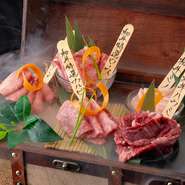 緑豊かな大地で育つ北海道には、「宗谷黒牛」や「十勝和牛」、「ふらの牛」や「北見牛」など30種以上の上質なブランド和牛が揃っています。そんな厳選和牛の焼肉をはじめ様々な料理を堪能できる数少ないお店です。
