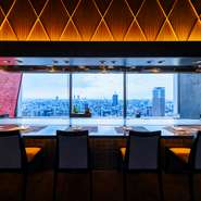 【ホテルモントレ グラスミア大阪】の22階に位置する鉄板焼レストラン。高層階にあるため、一面に広がる美しい景色を眺められます。目の前で焼きあげられる食材に舌鼓を打ち、上質な時間を過ごせることでしょう。