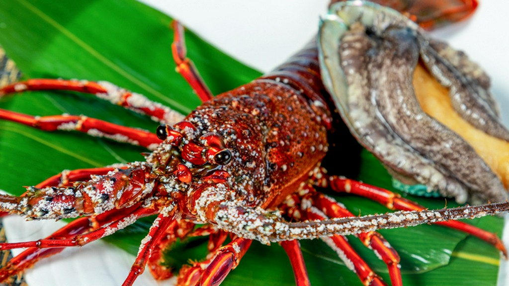 鋭い目利きで日々選りすぐる海の幸・山の幸