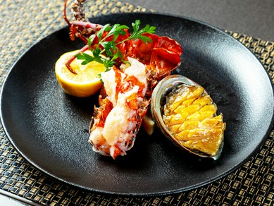 鉄板焼で風味や食感を最大限に引き立てる『海鮮』