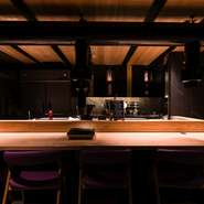 入口の扉を開けると、お肉が並んだインパクトのあるショーケースが目の前に入ります。落ち着きがありオシャレな雰囲気の店内には、カウンター席と半個室を完備。シーン問わず利用が可能です。