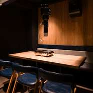 洗練された雰囲気の半個室。ビジネスシーンでの接待や会食にオススメのVIP席です。料理と空間に加え、気配りが行き届くサービスも評判。落ち着きのある空間で、心も和やかに、上質な時間を過ごせます。