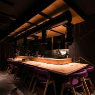 店内にあるカウンター席では、ダウンライトの落ち着いた照明がテーブルを灯します。大人の隠れ家で過ごす、二人だけの特別な時間。ゆったりとくつろぎながら、格別な焼肉を味わえます。