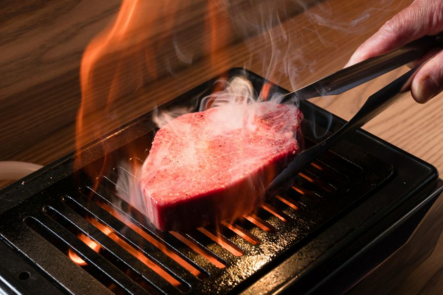 黒毛和牛のみを使用。霜降り牛の肉汁とその旨みを堪能できる『ヘレステーキ 200グラム』