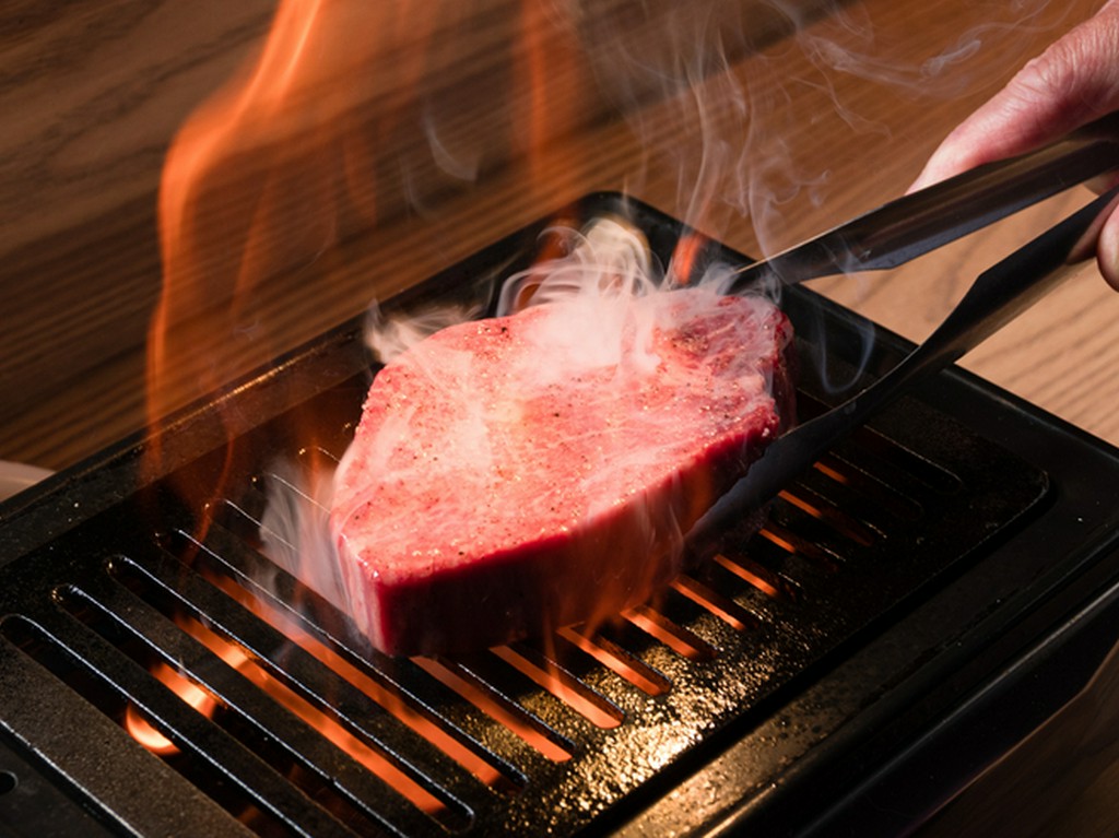 黒毛和牛のみを使用。霜降り牛の肉汁とその旨みを堪能できる『ヘレステーキ　200グラム』