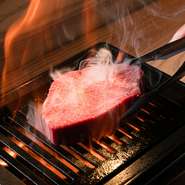 一枚のステーキを大胆に焼き、肉の繊維を壊さないようにフォークで割いて提供されます。ガーリックバター、ニラ醤油で召し上がれ。きめ細かなサシが入った肉からは、ジュワッと肉汁が溢れ出し口の中を満たします。