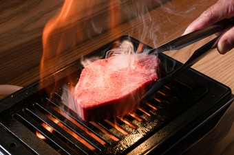 黒毛和牛のみを使用。霜降り牛の肉汁とその旨みを堪能できる『ヘレステーキ　200グラム』