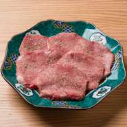 【焼肉はんべゑ】の特選タンは、生産量の少ない希少な黒タンを使用。脂がのった部位を厳選し、牛タンの持つ魅力を最大限に引き出すことにこだわっているので、やわらかい食感とジューシーな味わいを堪能できます。