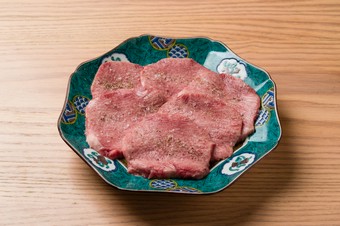 やわらかい食感とジューシーな味わい。牛タンの持つ魅力を、最大限に引き出した一品『特上黒タン塩』