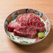 【焼肉はんべゑ】のハラミは、十頭程の中から一頭しかないレベルのものを選び抜いて仕入れています。そのまま生でも食べることができる程の新鮮な肉質と店が惚れ込んだ味わいをたっぷりと堪能できます。