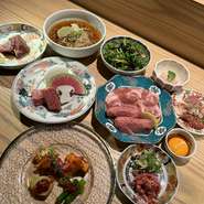 ※コースの内容は仕入れ状況で変更となることがございます。
※コースには生のお肉が含まれております。
※苦手な食材やアレルギーに関してはスタッフまでお申し付けください。
当日のお申し付けの場合お受け致しかねる場合がございます。
※ご予約の際は皆様が揃われるお時間でのご予約をお願い致します。