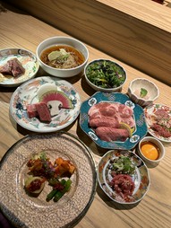 『特選タン盛合せ』や『特選ハラミ』をメインに、肉刺し、ホルモンなど、ボリューム満点のコース！