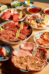 お肉6種のスタンダードな部位を160gとキムチ、サラダ、焼き野菜などが揃ったはんべゑの基本中の基本コース
