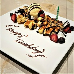 乾杯用スパークリングワインとデザートプレートをご用意。