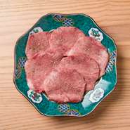 人気メニューの一つである『特上黒タン塩』。なめらかで、やわらかいことを特徴としつつ、その中にしっかりとした食感もあります。牛タン本来の魅力を感じることができる一品です。