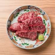 人気メニューの一つである『特選ハラミ』。赤身と脂のサシのバランスが絶妙です。口の中に含むと、とろけるやわからさで、その後に肉の旨みが口全体に広がります。