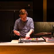 「店を訪れたゲストとは積極的に会話をしています」と中村氏。世間話を中心とした会話の中で、料理や店に対する要望や感想を聞き、メニューや雰囲気づくりの参考にしています。