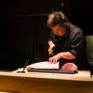 「丁寧なお出迎えと丁寧なご説明を心掛けています」と語る義間氏。ゲスト一人一人に寄り添う温かなサービスを大切に、極上の食材と上質な空間、気配りの接客で憩いの時間を届けています。