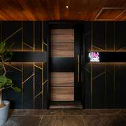 谷町線阿倍野駅1番出口より徒歩1分。阿倍野の路地裏に突如現れる、洗練された上質な空間。それが【焼肉はんべゑ】です。こだわりの焼肉を、特別な人と特別なひとときにいかが。