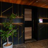 谷町線阿倍野駅1番出口より徒歩1分。阿倍野の路地裏に突如現れる、洗練された上質な空間。それが【焼肉はんべゑ】です。こだわりの焼肉を、特別な人と特別なひとときにいかが。