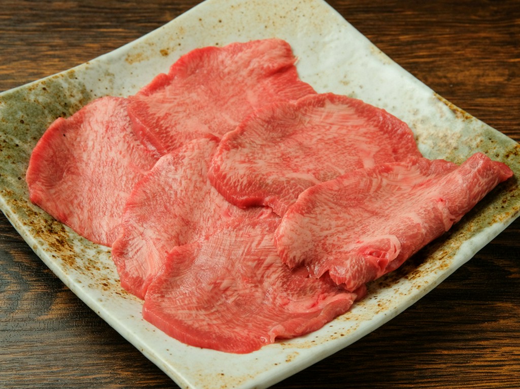 タンの中でも上質な部位、タン中からタン元にかけてのみを使用『塩タン』