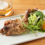 自家製塩麹を使用。オイルに漬け込んだ後、低温調理でふっくら柔らかく仕上げた鶏もも肉のコンフィ。ワインや日本酒など、いろいろなお酒にも合わせやすい、オススメの逸品です。