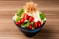 モッツァレラチーズを香ばしく焼きあげ、フレッシュトマトソースとガーリックオイルを組み合わせた本場のマルゲリータの味わい。生麩のもちもちした食感が癖になる逸品。