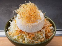 風味豊かなホールのカマンベールをもんじゃと馴染ませながらお楽しみいただける贅沢な一品。