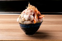 〈おすすめ〉
北海道の贅沢な海鮮（海老・鮭・牡蠣・帆立・蟹身・イカ）をこぼれんばかりに盛り付け、京都ヒロタのウスターソースを贅沢に使用した逸品。