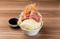 北海道帯広名物「豚丼」もんじゃアレンジ。厚切りのジューシーなお肉には出汁の効いた甘辛醤油だれ。