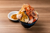 北海道名物のスープカレーを特製出汁で作り具材には海老・牡蠣・帆立・あさりを合わせたごはんが食べたくなるもんじゃ焼き。