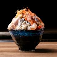 〈おすすめ〉
北海道の贅沢な海鮮（海老・鮭・牡蠣・帆立・蟹身・イカ）をこぼれんばかりに盛り付け、京都ヒロタのウスターソースを贅沢に使用した逸品。