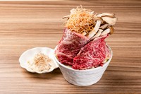 きめ細やかな肉質とサシの北海道産和牛ロースと薫り高いポルチーニ茸に焦がしバター・明太子を合わせた逸品。