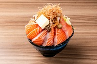 〈イチオシ〉
北海道産の鮭と味噌でちゃんちゃん焼き風もんじゃ。