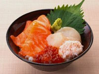 新鮮な海の幸を丼にぎっしり詰め込み、〆の一品に仕上げました。