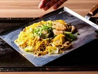 不動の人気を誇る当店自慢の海鮮をふんだんに使用した塩焼きそば。