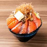 〈イチオシ〉
北海道産の鮭と味噌でちゃんちゃん焼き風もんじゃ。