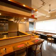 店内は、デートや記念日などで大人がゆったりと食事ができる落ち着いた雰囲気。お酒を飲みながら、食事と会話を楽しめ、和気あいあいと過ごせるお店です。